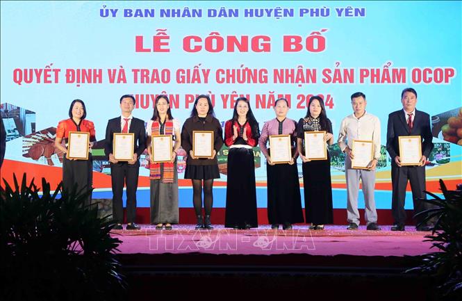 Công nhận sản phẩm OCOP huyện Phù Yên năm 2024. Ảnh: Quang Quyết -TTXVN