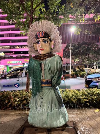 Ondel-ondel trên đường phố Jakarta vào buổi tối, thu hút sự thích thú của khách du lịch. Ảnh: Đỗ Quyên-P/v TTXVN tại Indonesia
