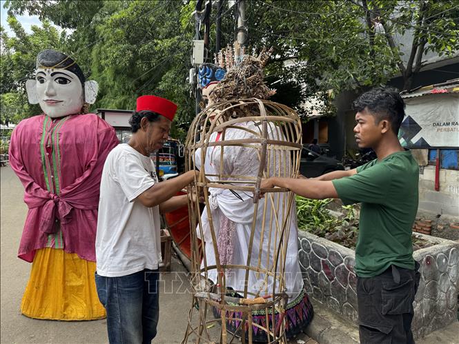 Ông Malyadi (áo trắng), đã hơn 40 năm trong nghề và là một trong số ít người trong làng còn theo nghề làm Ondel-ondel. Ảnh: Đỗ Quyên-P/v TTXVN tại Indonesia