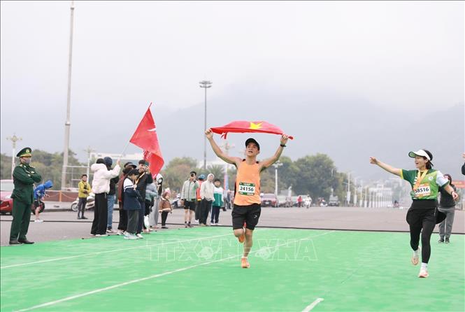 Vận động viên của Đoàn Bộ Tư lệnh Bộ đội Biên phòng về thứ 3 cự lý 24km. Ảnh: Quý Trung – TTXVN
