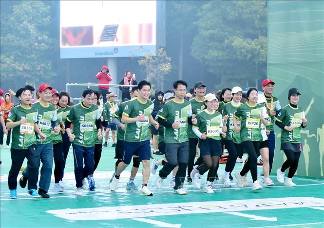 Các đồng chí lãnh đạo tỉnh Lai Châu tham gia chạy hưởng ứng đồng hành 5,8km. Ảnh: Quý Trung – TTXVN