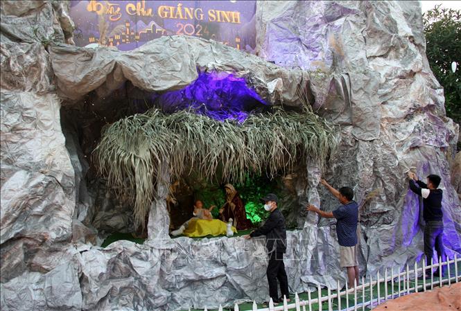 Bà con giáo dân xóm Nam Kẻ Gai, xã Hưng Tây, huyện Hưng Nguyên (Nghệ An) khẩn trương hoàn thành trang trí hang đá đón Noel. Ảnh: Văn Tý-TTXVN