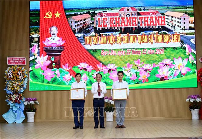 Chủ tịch UBND tỉnh Bạc Liêu Phạm Văn Thiều tặng Bằng khen cho các tập thể có thành tích xuất sắc trong xây dựng trụ sở mới Bộ Chỉ huy Quân sự tỉnh Bạc Liêu. Ảnh: Văn Đông (Bộ CHQS tỉnh Bạc Liêu)-TTXVN phát.