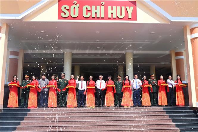 Các đại biểu cắt băng khánh thành và đưa vào sử dụng trụ sở mới Bộ Chỉ huy Quân sự tỉnh Bạc Liêu.
Ảnh: Văn Đông (Bộ CHQS tỉnh Bạc Liêu)-TTXVN phát.