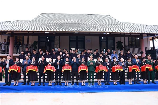 PM Pham Minh Chinh and delegates cut the ribbon to inaugurate the reconstruction project for Nu village, Nam Tong and Kho Vang village in Lao Cai province. VNA Photo: Dương Giang