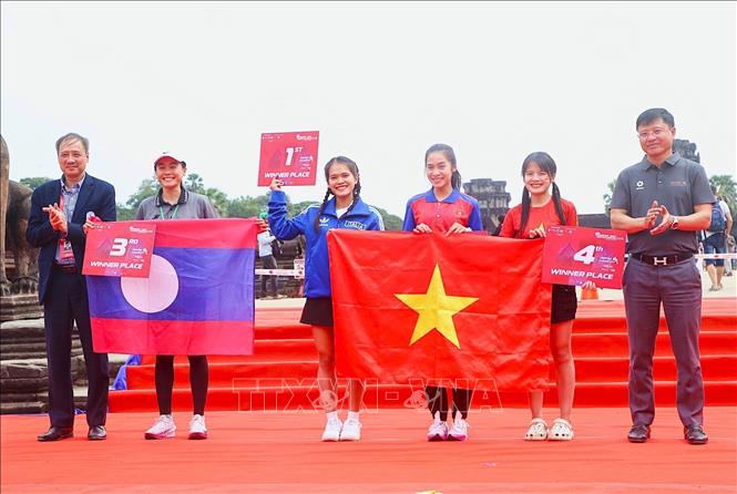 Ban tổ chức trao giải cho các vận động viên xuất sắc nhất trong từng chặng đua. Ảnh: Quang Anh - PV TTXVN tại Campuchia
