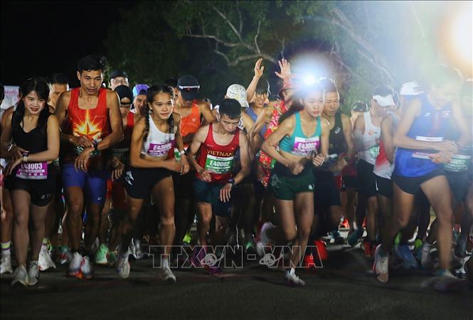 Các vận động viên từng chặng đua 42km, 21km, 10km và 5km lần lượt xuất phát. Ảnh: Quang Anh - PV TTXVN tại Campuchia