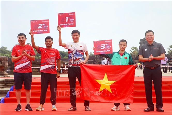 Ban tổ chức trao giải cho các vận động viên xuất sắc nhất trong từng chặng đua. Ảnh: Quang Anh - PV TTXVN tại Campuchia