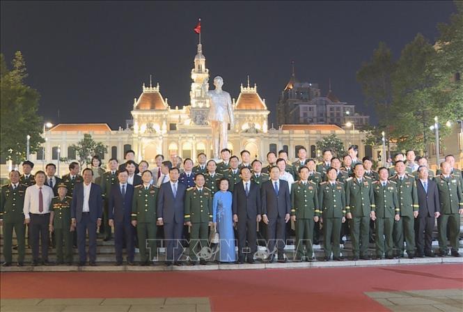 Đoàn đại biểu Lãnh đạo Đảng, Nhà nước chụp ảnh lưu niệm tại chương trình. Ảnh: Thu Hương - TTXVN