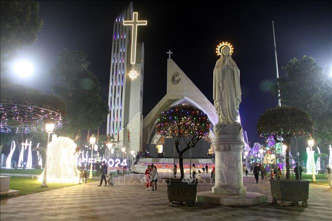  Nhà thờ Giáo xứ Yên Đại (thành phố Vinh) được trang trí sẵn sàng cho lễ Giáng sinh. Ảnh: Văn Tý-TTXVN