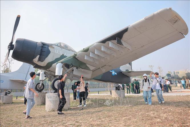 Visitors at the Vietnam Military History Museum. VNA Photo
