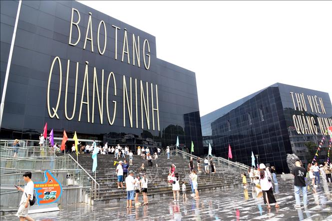 The highlight of Quang Ninh museum is the architecture of charcoal gray blocks. Its iconic architecture and modern display technologies, along with regular creative cultural events, have attracted many visitors. VNA Photo: Thanh Vân