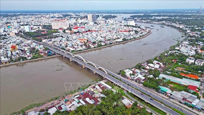 Cầu Quang Trung tại cửa ngõ phía Nam thành phố đóng vai trò là đòn bẩy thúc đẩy phát triển kinh tế và thu hút đầu tư. Ảnh: Tuấn Anh - TTXVN