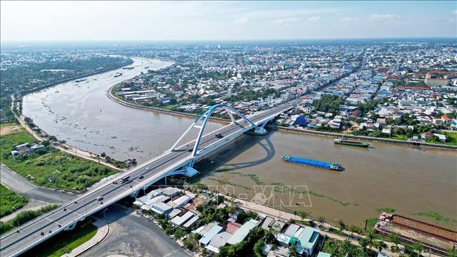 Việc đầu tư xây dựng nhiều cây cầu tạo ra sự kết nối, liên thông giữa khu vực hai bên sông, góp phần tạo điều kiện thuận lợi cho việc người dân di chuyển, lưu thông hàng hóa. Ảnh: Tuấn Anh - TTXVN