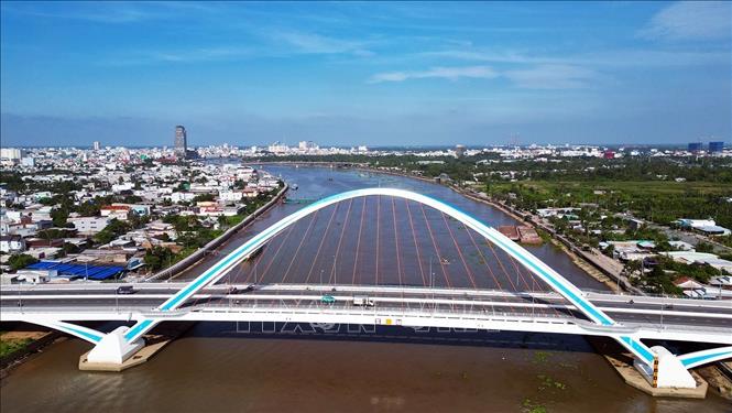 Cầu Trần Hoàng Na được thiết kế vòm thép, kết nối giao thông đô thị giữa Quốc lộ 1A với các đường trung tâm, giảm tải lưu lượng xe và ùn tắc giao thông cho các tuyến đường chính của thành phố. Ảnh: Tuấn Anh - TTXVN