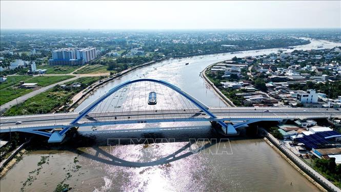 Những cây cầu được xây dựng để phát triển kinh tế, đồng thời tạo điểm nhấn cho thành phố Cần Thơ. Ảnh: Tuấn Anh - TTXVN