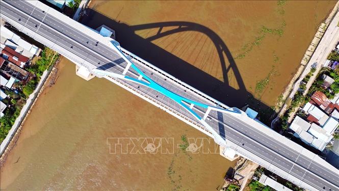 Cầu Trần Hoàng Na là mạch nối, đòn bẩy thúc đẩy phát triển kinh tế, thu hút nhà đầu tư đến với thành phố Cần Thơ và các tỉnh phía Nam sông Hậu. Ảnh: Tuấn Anh - TTXVN