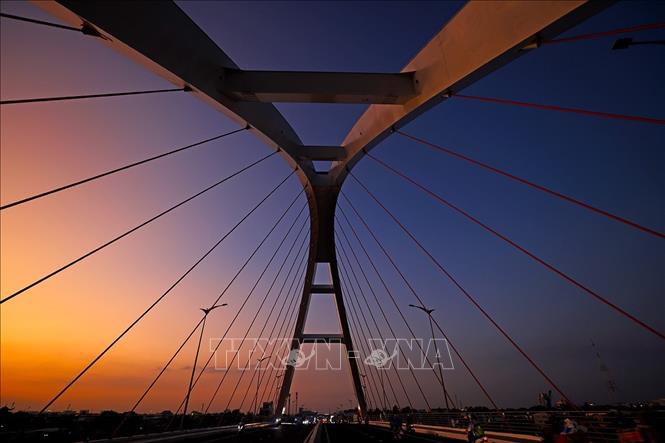 Cầu Trần Hoàng Na bắc qua sông Cần Thơ, kết nối giao thông đô thị giữa Quốc lộ 1A với các đường trung tâm, giảm tải lưu lượng xe và ùn tắc giao thông cho các tuyến đường chính của  thành phố. Ảnh: Tuấn Anh - TTXVN