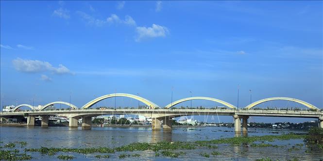 Cầu Quang Trung tại cửa ngõ phía Nam thành phố đã thông xe cuối năm 2020, đóng vai trò là đòn bẩy thúc đẩy phát triển kinh tế và thu hút đầu tư các dự án vào thành phố. Ảnh: Tuấn Anh - TTXVN