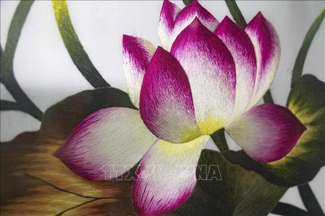 Một bức tranh thêu hoa sen của nghệ nhân Nguyễn Cao Bính. Ảnh: Vũ Quang – TTXVN