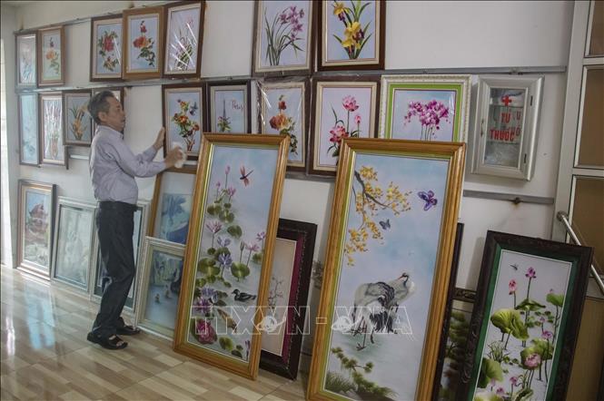 Tranh thêu của Nghệ nhân Nguyễn Cao Bính chuẩn bị được giao cho khách hàng. Ảnh: Vũ Quang – TTXVN 