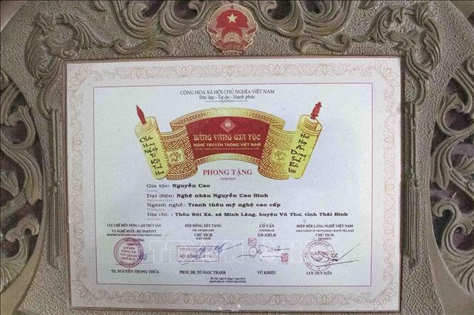 Bảng vàng Gia tộc nghề truyền thống Việt Nam do Hiệp hội làng nghề Việt Nam phong tặng cho gia tộc Nguyễn Cao và người đại diện là nghệ nhân Nguyễn Cao Bính. Ảnh: Vũ Quang – TTXVN