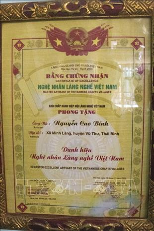 Nghệ nhân Nguyễn Cao Bính được Hiệp hội làng nghề Việt Nam phong tặng danh hiệu Nghệ nhân làng nghề năm 2008. Ảnh: Vũ Quang – TTXVN