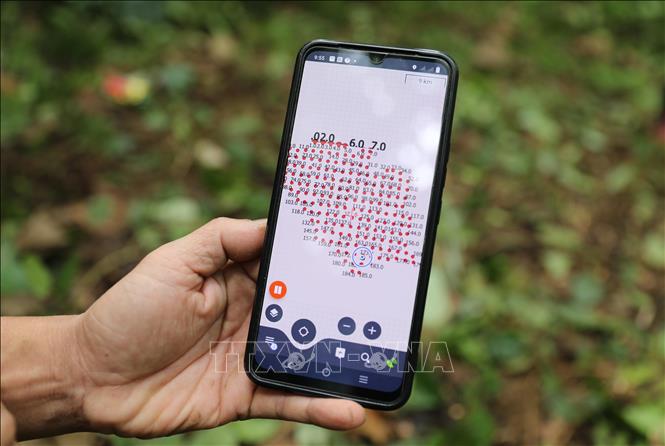 Số lượng và vị trí các điểm đặt bẫy ảnh trong đại ngàn Khu bảo tồn thiên nhiên Pù Huống đã được xác định trước. Ảnh: Xuân Tiến - TTXVN 