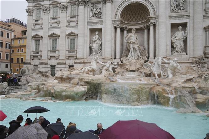 Đài phun nước Trevi tại Rome, Italy, mở cửa trở lại ngày 22/12/2024. Ảnh: Kyodo/TTXVN