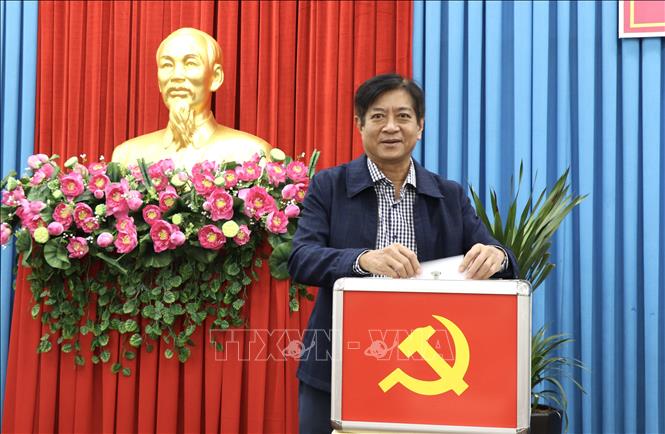 Ông Võ Minh Hoàng, Chủ nhiệm Ủy ban Kiểm tra Tỉnh ủy An Giang bỏ phiếu bầu bổ sung ủy viên Ủy ban Kiểm tra Tỉnh ủy An Giang. Ảnh: Thanh Sang - TTXVN