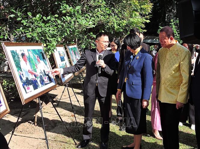 Ông Phạm Anh Tuấn, Cục trưởng Cục thông tin đối ngoại, Bộ Thông tin và Truyền thông, giới thiệu về nội dung ảnh trưng bày tại triển lãm với các vị khách quý. Ảnh: Đỗ Sinh - P/v TTXVN tại Thái Lan