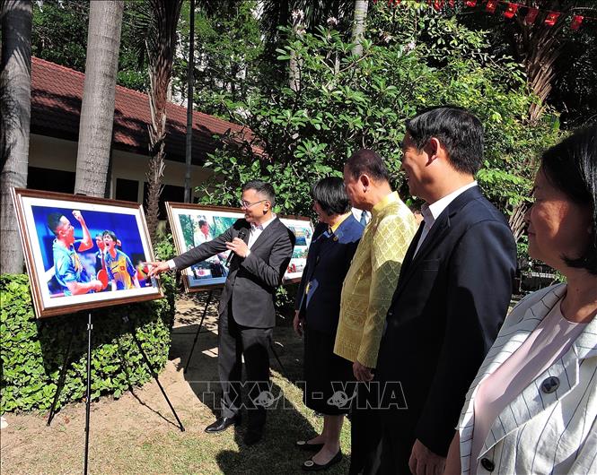 Ông Phạm Anh Tuấn, Cục trưởng Cục thông tin đối ngoại, Bộ Thông tin và Truyền thông, giới thiệu về nội dung ảnh trưng bày tại triển lãm với các vị khách quý. Ảnh: Đỗ Sinh - P/v TTXVN tại Thái Lan