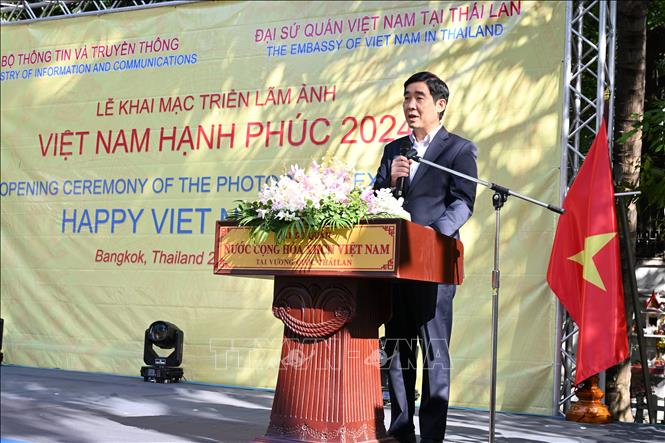 Đại sứ Việt Nam tại Thái Lan Phạm Việt Hùng phát biểu tại lễ khai mạc triển lãm. Ảnh: Đỗ Sinh - P/v TTXVN tại Thái Lan