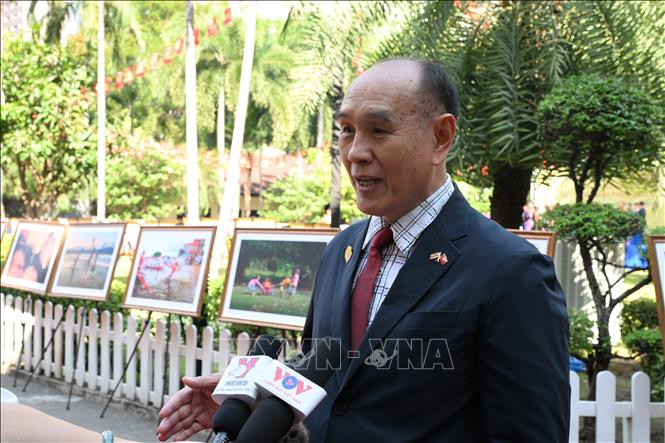 Ông Đinh Viết Thông - Phó Chủ tịch Hội người Việt Nam tại thủ đô Bangkok và các vùng phụ cận trả lời phỏng vấn báo chí tại triển lãm. Ảnh: Đỗ Sinh - P/v TTXVN tại Thái Lan