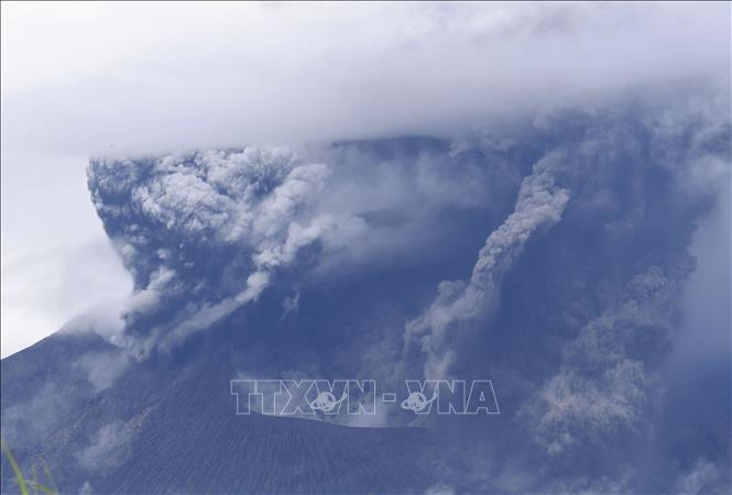 (Tư liệu) Núi lửa Sakurajima ở tỉnh Kagoshima, Nhật Bản phun trào ngày 14/7/2024. Ảnh: Kyodo/TTXVN