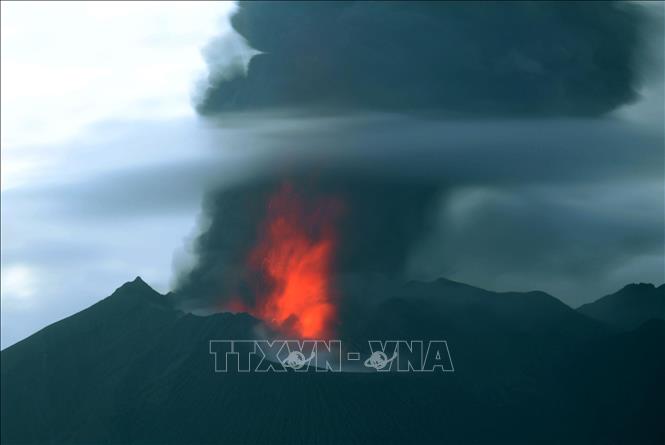 (Tư liệu) Núi lửa Sakurajima ở tỉnh Kagoshima, Nhật Bản phun trào ngày 14/7/2024. Ảnh: Kyodo/TTXVN