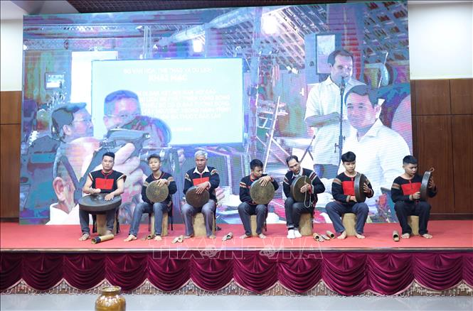 Đội chiêng xã Ea Tu đã trình diễn. Ảnh: Hoài Thu – TTXVN
