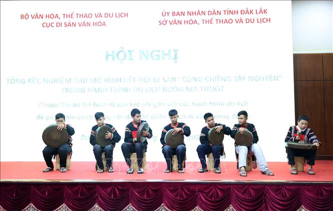 Đội chiêng xã Ea Tu đã trình diễn. Ảnh: Hoài Thu – TTXVN