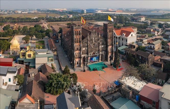 Tiểu Vương cung thánh đường Sở Kiện là một nhà thờ Công giáo Roma tọa lạc ở thị trấn Kiện Khê, huyện Thanh Liêm, tỉnh Hà Nam, thuộc Tổng Giáo phận Hà Nội đang được trang hoàng để chuẩn bị cho lễ Giáng sinh. Ảnh: Phạm Tuấn Anh – TTXVN
