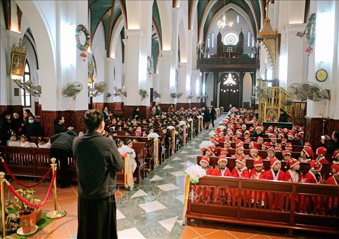 Học sinh trường Mầm non thị trấn Kiện Khê, huyện Thanh Liên, tỉnh Hà Nam chúc mừng Cha xứ nhân dịp lễ Giáng sinh. Ảnh: Phạm Tuấn Anh - TTXVN