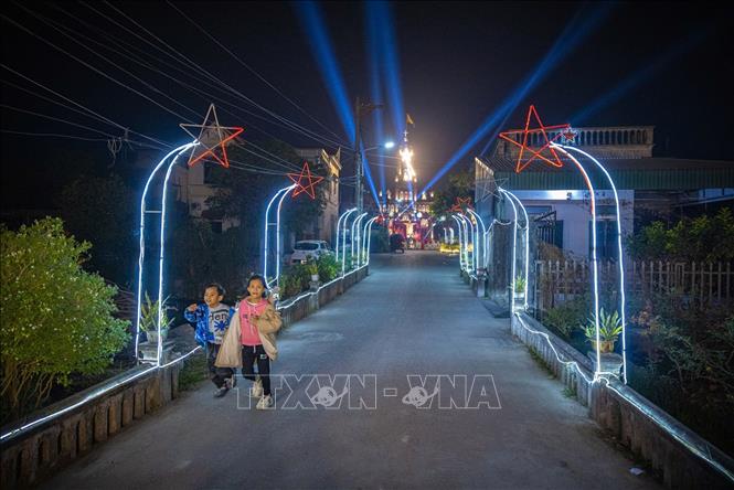 Trẻ em vui vẻ nô đùa dưới ánh đèn ngập tràn không khí Giáng sinh. Ảnh: Phạm Tuấn Anh – TTXVN
