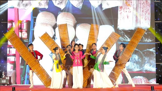 Tiết mục nghệ thuật hoạt cảnh nghề làm bánh tráng phơi sương Trảng Bàng, Tây Ninh tại Lễ hội. Ảnh: Minh Phú - TTXVN