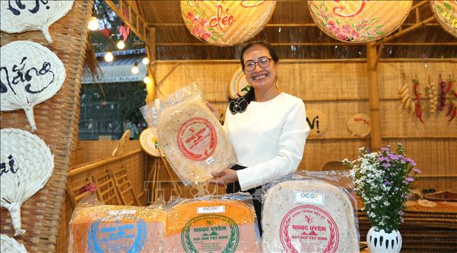 Du khách tham quan, mua sắm đặc sản bánh tráng phơi sương Trảng Bàng tại lễ hội. Ảnh: Minh Phú - TTXVN