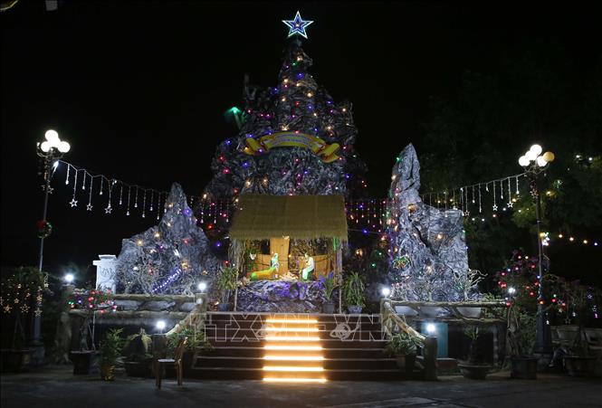Hang đá tại nhà thờ Giáo xứ Phong Lộc, thành phố Nam Định được trang hoàng lộng lẫy, chào đón Giáng sinh 2024. Ảnh: Công Luật - TTXVN