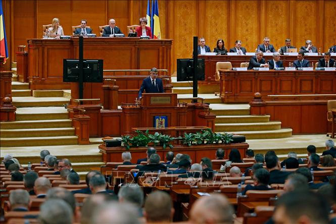 Thủ tướng Romania Marcel Ciolacu phát biểu trước Quốc hội ở Bucharest ngày 23/12/2024. Ảnh: THX/TTXVN