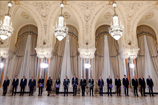 Nội các Chính phủ liên minh mới của Romania tại lễ tuyên thệ nhậm chức ở Bucharest ngày 23/12/2024. Ảnh: THX/TTXVN