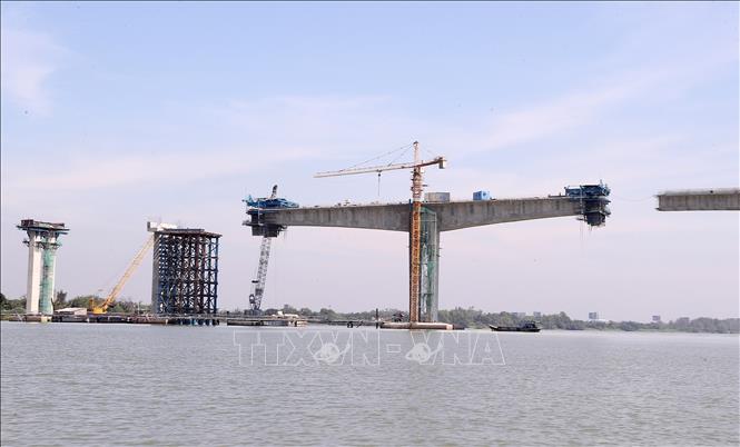 Các nhà thầu khẩn trương thi công để đầu năm 2025 sẽ hoàn thành hợp long tất cả các nhịp của cầu Nhơn Trạch. Ảnh: Quốc Khánh - TTXVN