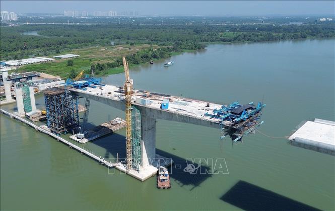 Các đốt cầu đang được khẩn trương thi công. Ảnh: Quốc Khánh - TTXVN