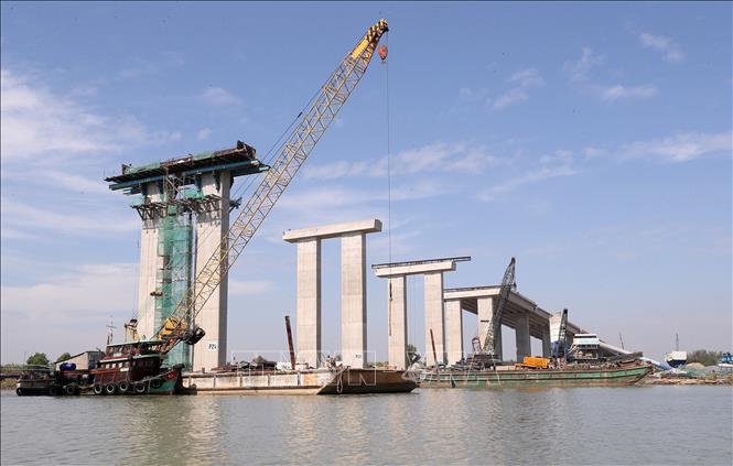 Các nhà thầu khẩn trương thi công để đầu năm 2025 sẽ hoàn thành hợp long tất cả các nhịp của cầu Nhơn Trạch. Ảnh: Quốc Khánh - TTXVN