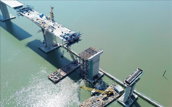 Các nhà thầu khẩn trương thi công để đầu năm 2025 sẽ hoàn thành hợp long tất cả các nhịp của cầu Nhơn Trạch. Ảnh: Quốc Khánh - TTXVN